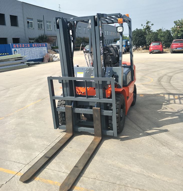 3000KG Diesel Forklift Pallets Stacker Forklift Machine