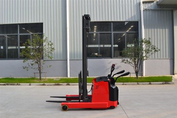 Handle Type Electric Reach Stacker