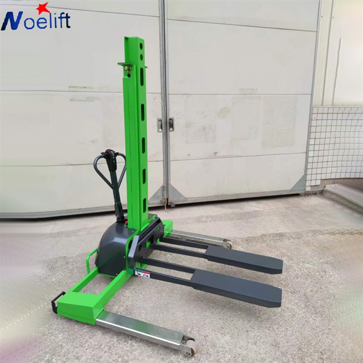 Smaller Space Using 500kg Self Loading Forklift